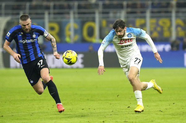 Milan Škriniar v súboji o loptu v zápase medzi Interom Miláno a SSC Neapol