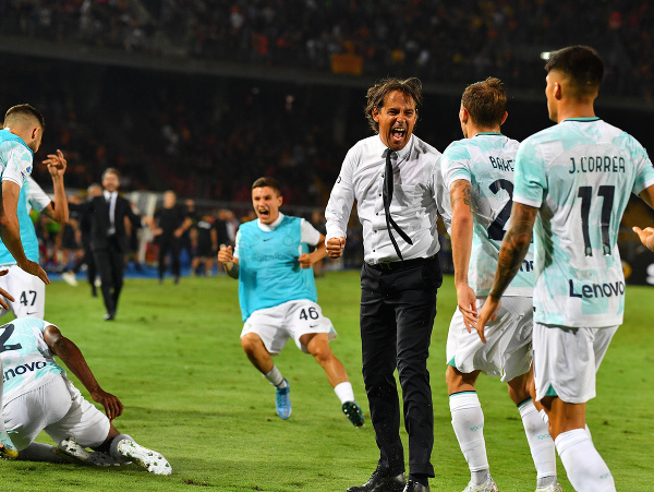 Simone Inzaghi oslavuje víťazstvo s hráčmi
