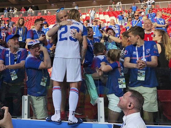 Futbalista Islandu Ari Skulason sa objíma s fanynkou