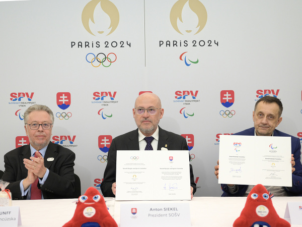 Na snímke zľava veľvyslanec Francúzska na Slovensku Pascal Le Deunff, prezident SOV Anton Siekel a predseda SPV Ján Riapoš počas slávnostného podpisu prihlášok Slovenska na OH a PH 2024 vo Francúzskom inštitúte 