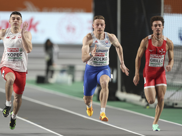 Ján Volko uniká protivníkom v šprinte na 60 metrov na atletických halových majstrovstvách Európy v Istanbule.