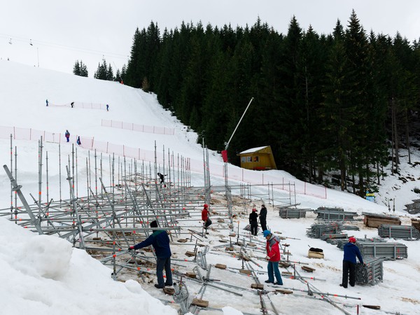Robotníci pripravujú tribúnu v mieste cieľa pred pretekmi v zjazdovom lyžovaní Audi FIS Ski World Cup Jasná 2016