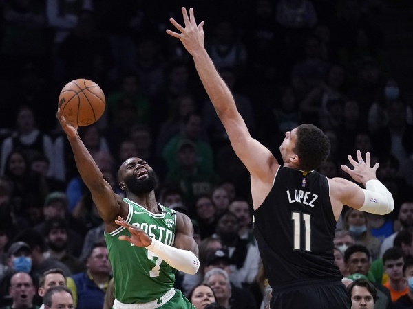 Hráč Bostonu Celtics Jaylen Brown(vľavo) strieľa na kôš cez Brooka Lopeza z Milwaukee Bucks