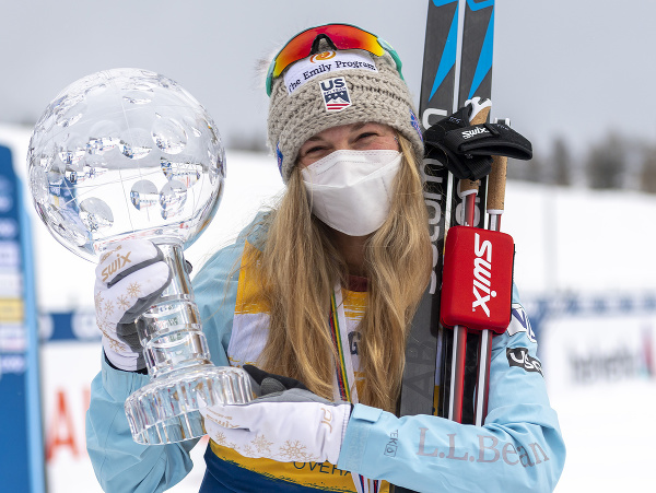 Americká bežkyňa na lyžiach Jessie Digginsová pózuje s veľkým glóbusom za celkový triumf vo Svetovom pohári 