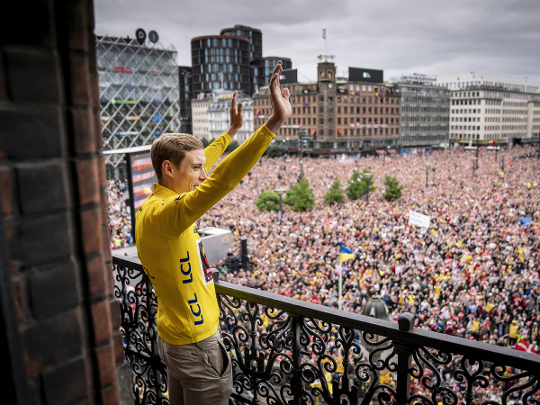 Dánsky cyklista a víťaz 109. ročníka etapových pretekov Tour de France 2022 Jonas Vingegaard z tímu Jumbo-Visma sa víta s fanúšikmi na radnici v Kodani