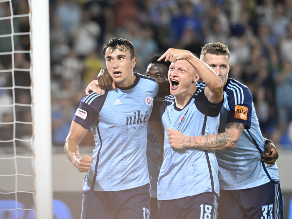 Na snímke zľava Dávid Strelec, Nino Marcelli a Juraj Kucka (všetci Slovan) oslavujú druhý gól
