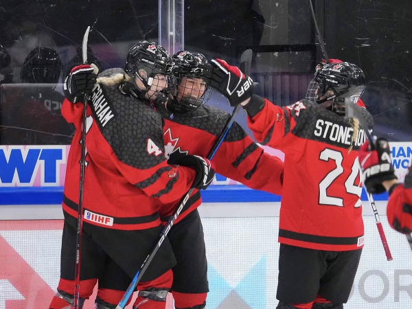 Kanadské hokejistky oslavujú gól