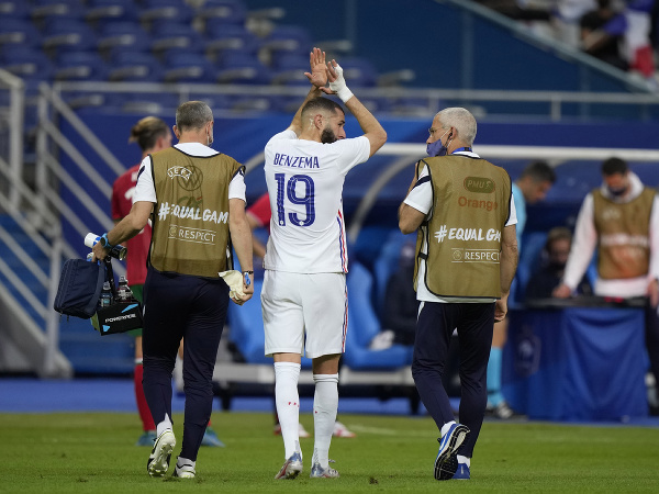 Zranený Karim Benzema opúšťa ihrisko