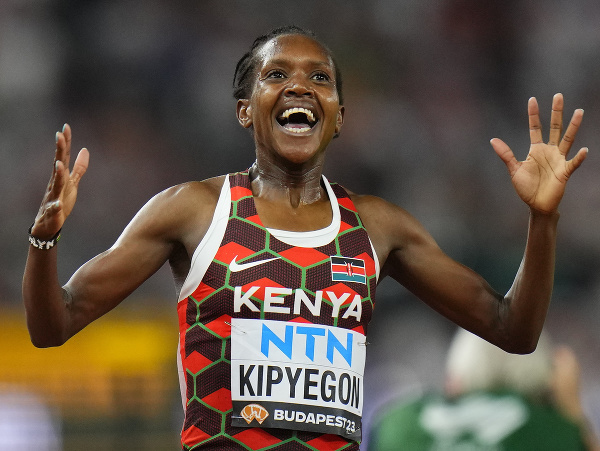 Keňanka Faith Kipyegonová sa teší z víťazstva v behu na 5 000 m na atletických MS v Budapešti