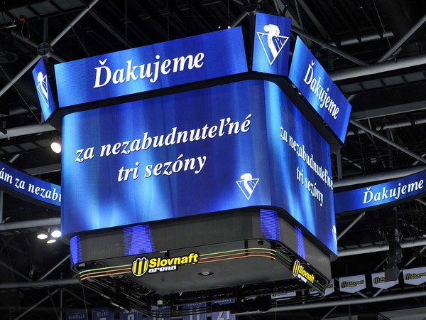 Hokejisti bratislavského Slovana sa v elektrizujúcej atmosfére spolu s fanúšikmi lúčili so sezónou