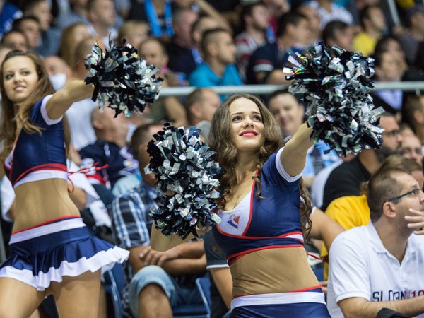 Cheerleaderky počas zápasu v Bratislave
