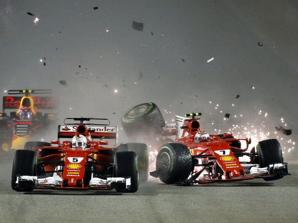 Jazdci tímu Ferrari Sebastian Vettel a Kimi Räikkönen vo vzájomnej kolízii
