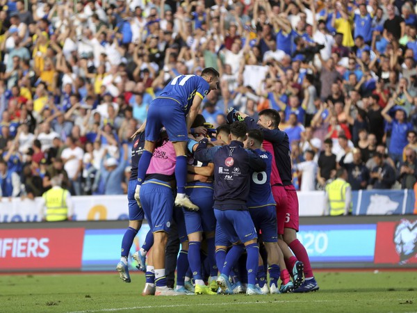 Hráči Kosova oslavujú triumf