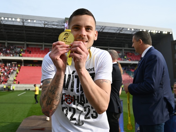 Hráč Spartaka Kristián Koštrna oslavuje s medailou víťazstvo vo finále Slovnaft Cupu 2022/2023