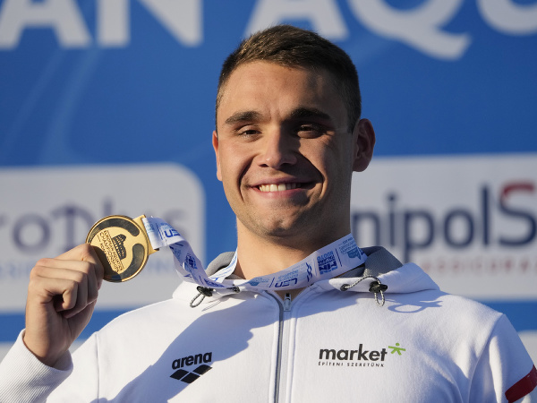 Maďarský plavec Kristof Milak oslavuje po tom, ako získal zlatú medailu