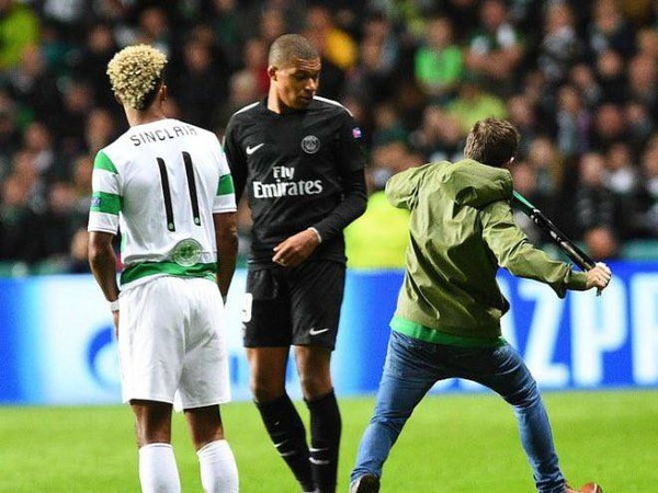 Fanúšik Celticu sa pokúsil napadnúť Mbappého