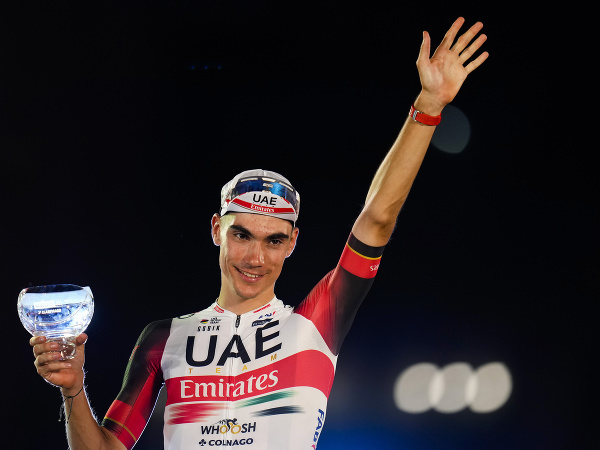 Mladý španielsky cyklista Juan Ayuso oslavuje tretie miesto na Vuelte