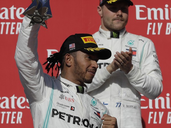 Lewis Hamilton s trofejou za druhé miesto