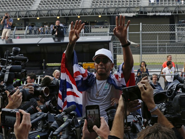 Lewis Hamilton sa stal štvrtýkrát šampiónom Formuly 1