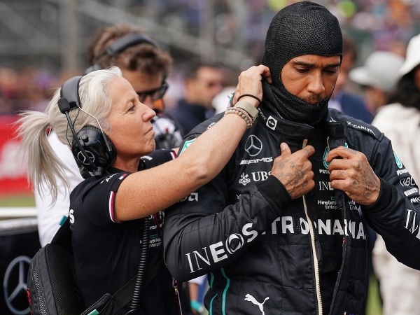 Pilot Mercedesu Lewis Hamilton a jeho dlhoročná pravá ruka Angela Cullenová