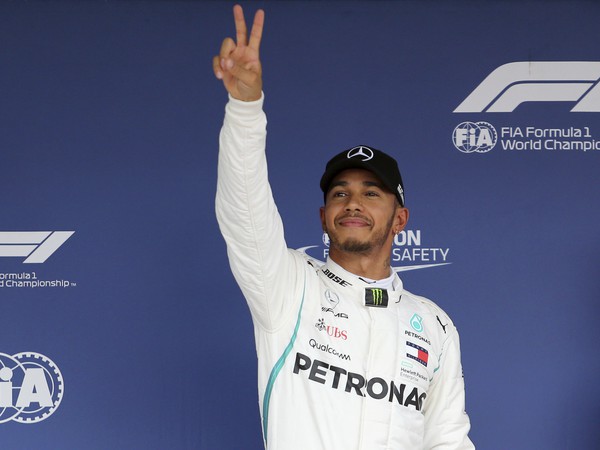 Lewis Hamilton vyštartuje v Japonsku z prvej priečky