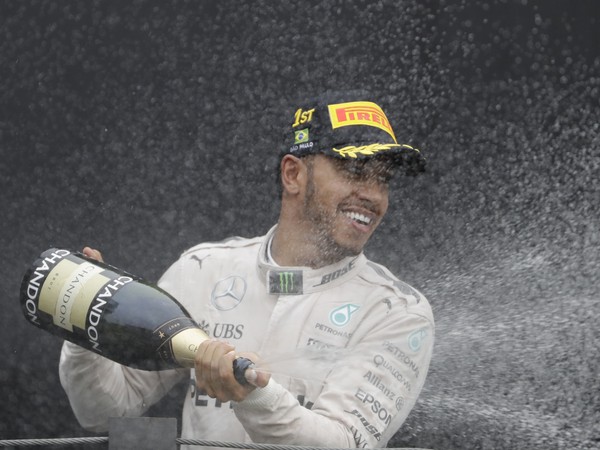 Lewis Hamilton oslavuje triumf