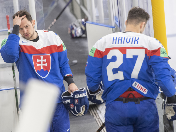 Slovenskí hokejisti Libor Hudáček (vľavo) a Marek Hrivík po spoločnom tímovom fotení
