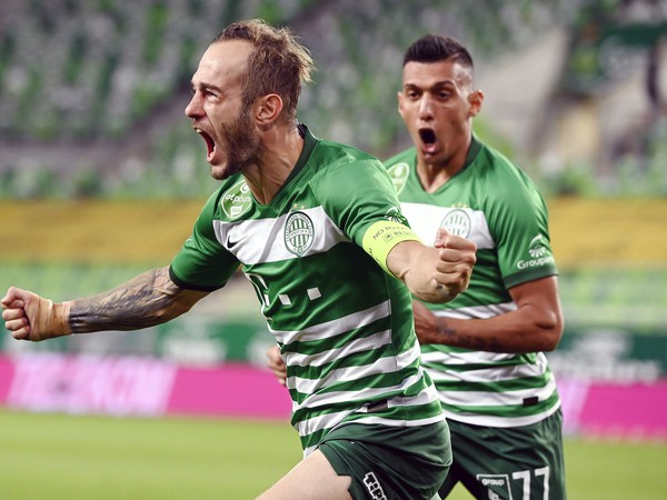 Hráči Ferencvárosu Budapešť sa radujú z gólu