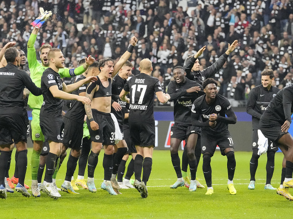 Hráči Frankfurtu oslavujú výhru v Lige majstrov na ihrisku Olympique Marseille