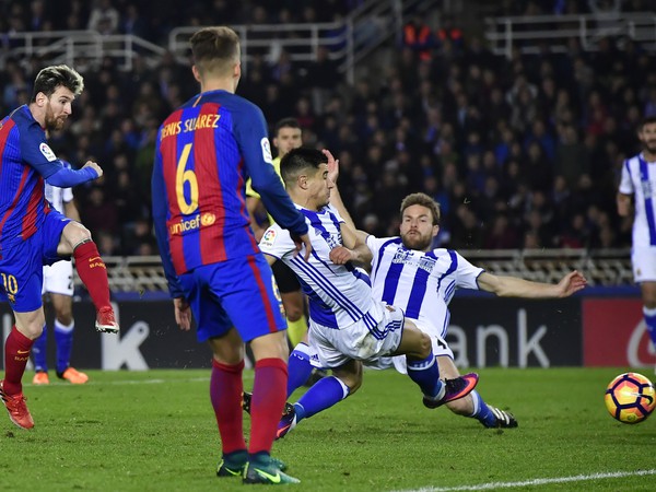Lionel Messi strieľa vyrovnávajúci gól Barcelony
