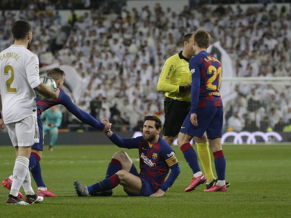 Lionel Messi sa zbiera z trávnika