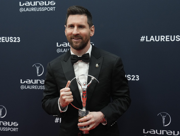 Lionel Messi so soškou