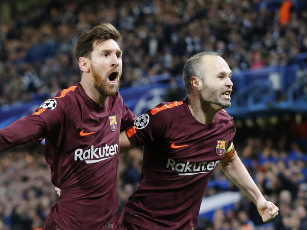Lionel Messi a Andrés Iniesta sa tešia z gólu