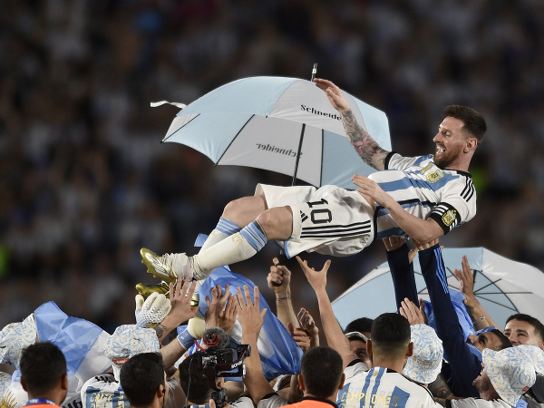 Argentínski futbalisti velebia Lionela Messiho