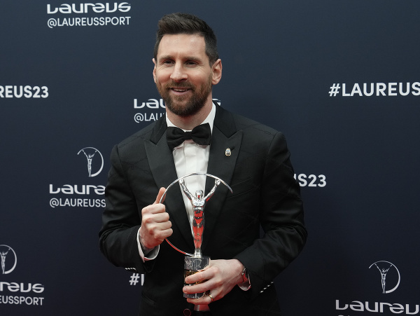 Argentínsky futbalista Lionel Messi pózuje s cenou počas slávnostného odovzdávania prestížnych športových cien Laureus World Sports Awards