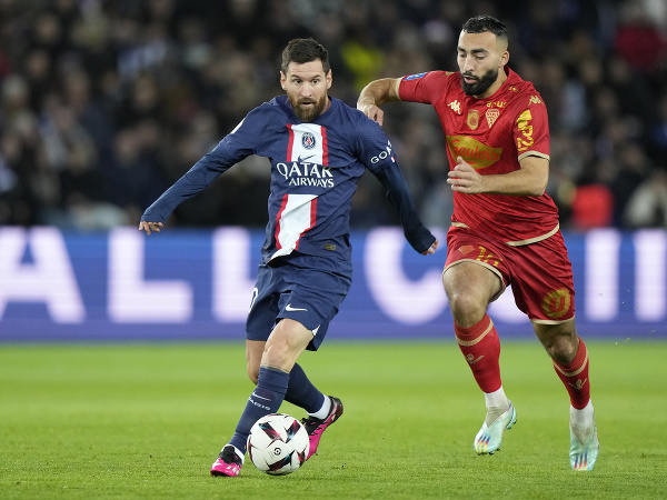 Lionel Messi a Himad Abdelli (vpravo) z Angers SCO v súboji o loptu