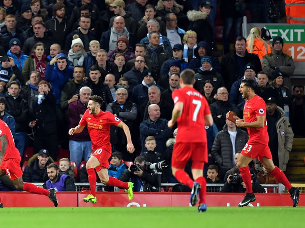 Georginio Wijnaldum z Liverpoolu oslavuje úvodný gól do bránky Manchesteru City