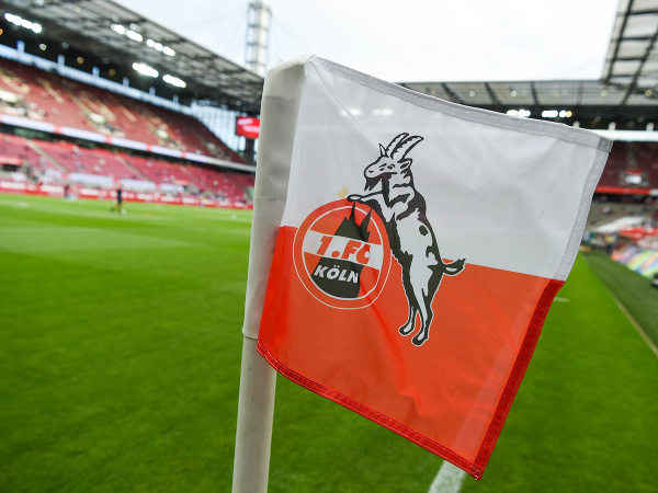 Na archívnej snímke zástavka s logom nemeckého klubu 1. FC Kolín 