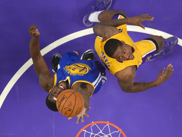 Draymond Green (vľavo) a basketbalista LA Lakers Ed Davis zápasia o loptu.