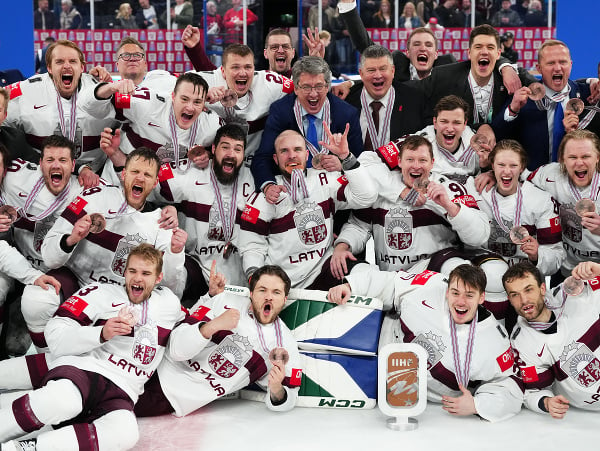Na snímke hráči Lotyšska oslavujú bronzové medaily na 86. majstrovstvách sveta v ľadovom hokeji 
