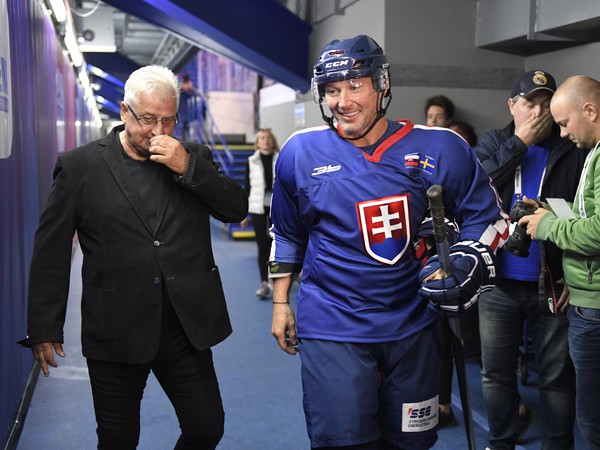 Na snímke vpravo bývalý slovenský reprezentant v hokeji Ľubomír Višňovský