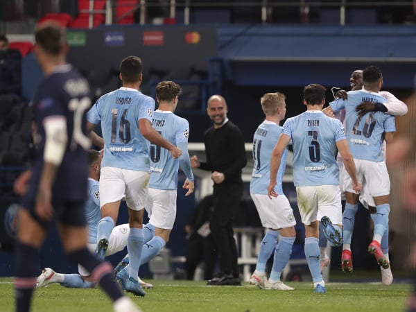 Hráči Manchestru City oslavujú víťazstvo nad PSG