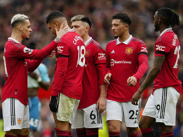 Hráči Manchestru United utešujú Casemira po červenej karte