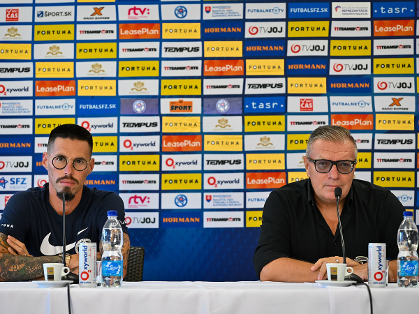 Na snímke zľava tímový manažér slovenskej futbalovej reprezentácie Marek Hamšík a prezident slovenského futbalového zväzu (SFZ) Ján Kováčik počas tlačovej konferencie