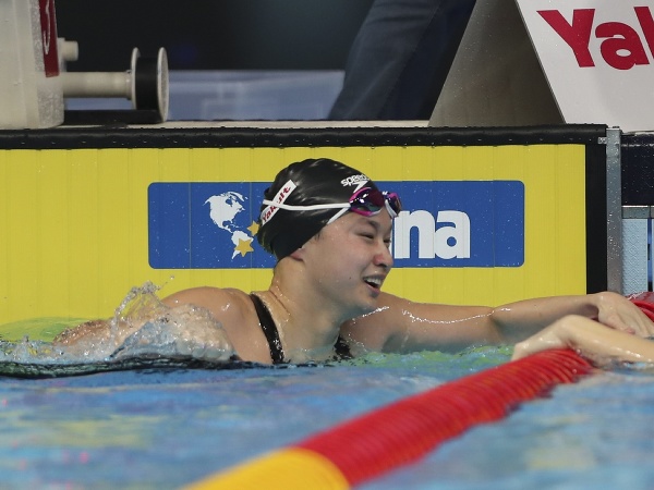 Kanadská plavkyňa Margaret MacNeilová sa teší po víťazstve na 50 m znak v novom svetovom rekorde