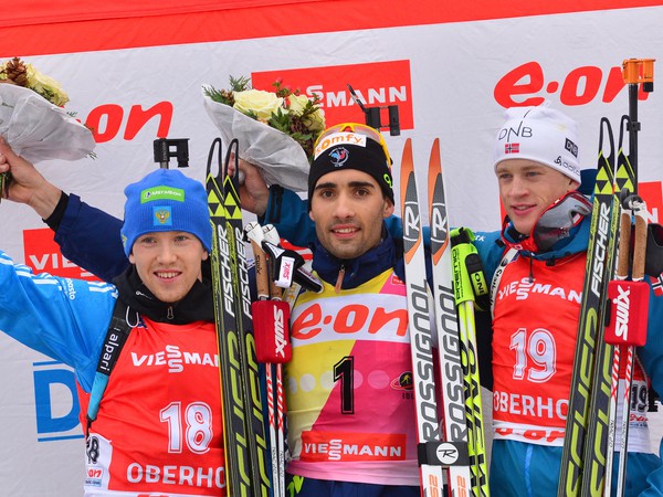 Alexej Volkov, Martin Fourcade a Tarjei Bö na stupni víťazov