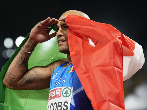 Úradujúci olympijský šampión Marcell Jacobs z Talianska sa teší po triumfe vo finále stovky