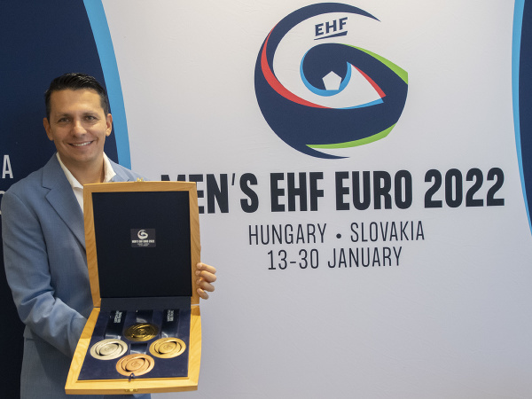 Na snímke autor vizuálu medailí Peter Packaň pózuje s medailami počas tlačovej konferencie Slovenského zväzu hádzanej (SZH) k predstaveniu medailí na majstrovstvá Európy v hádzanej mužov EHF EURO 2022