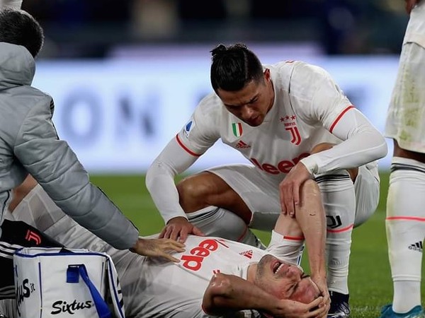 Cristiano Ronaldo podporuje zraneného Meriha Demirala