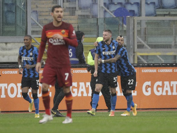 Milan Škriniar v objatí Artura Vidala oslavuje gól